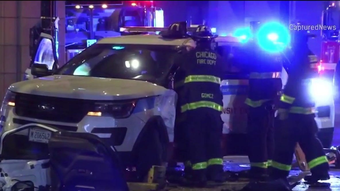 2 Chicago police officers hurt in Loop car crash, 1 arrested, CPD says