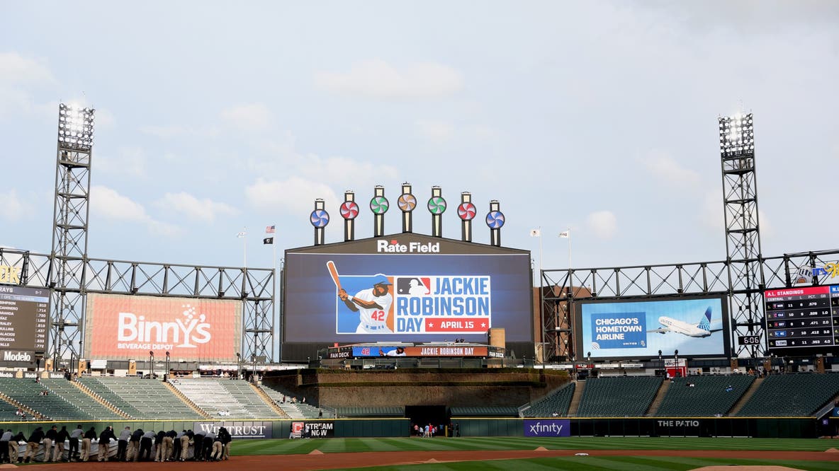 Singer leading Jackie Robinson festivities collapses before White Sox game against Rays