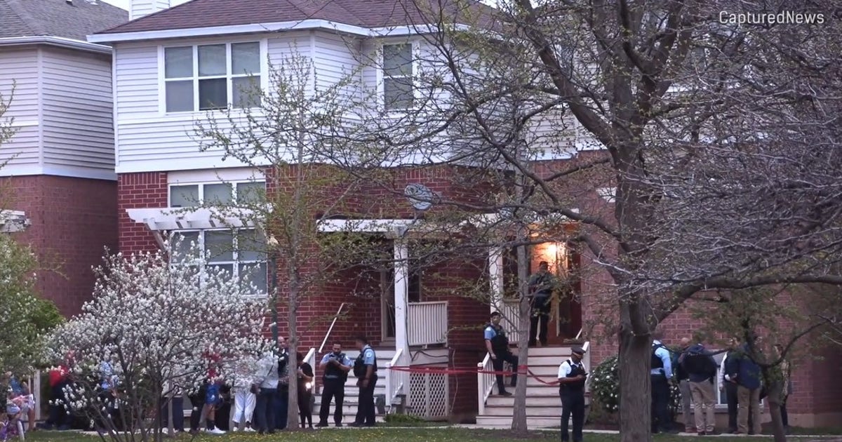 Man, woman found fatally shot in Chicago West Side home, police say ...