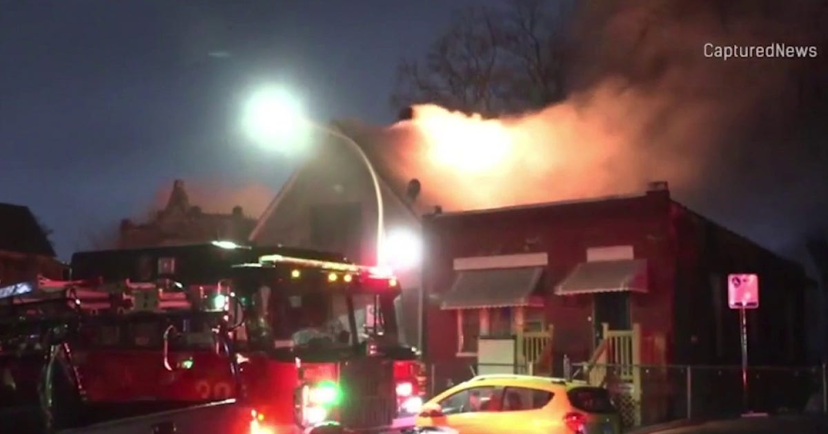Fire tears through two vacant buildings on Chicago's West Side | FOX 32 ...