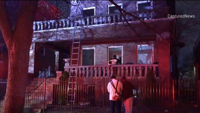 Man dies after early morning apartment fire on Chicago's West Side