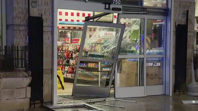 Chicago smash-and-grab: Jeep crashes into River North gas station, ATM stolen