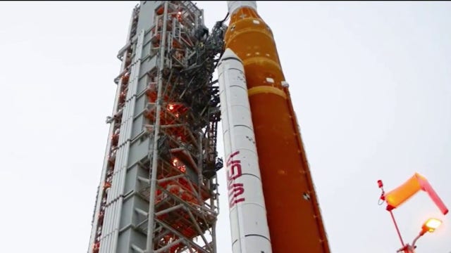 Adler Planetarium hosts watch party for Artemis II liftoff