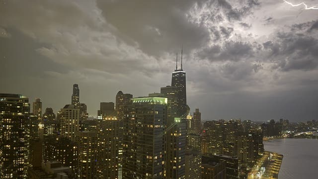 Live updates: Strong storms move through Chicago area