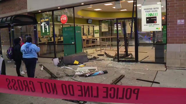 Smash-and-grab thieves hit business on Chicago's SW Side