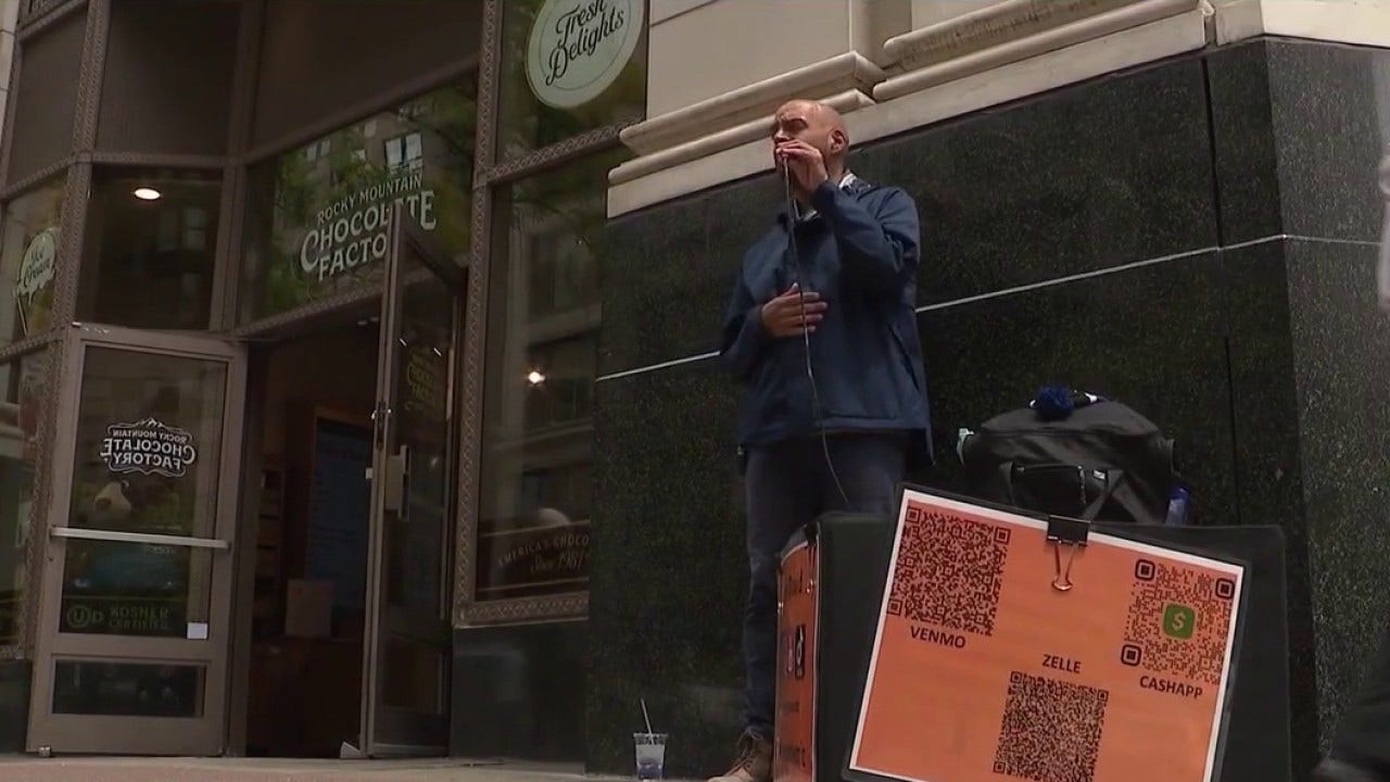 Caught on camera: Chicago street performer robbed mid-song