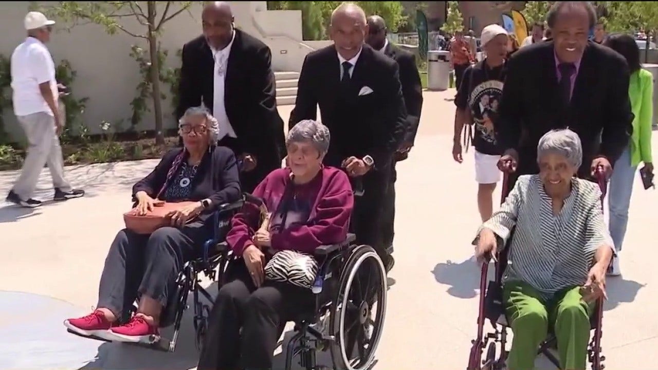 Chicago centenarians get early tour of Obama Presidential Center
