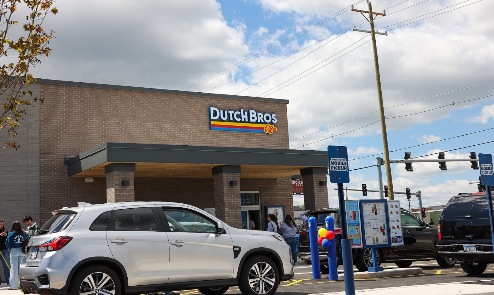 Dutch Bros Coffee opens first Chicagoland location
