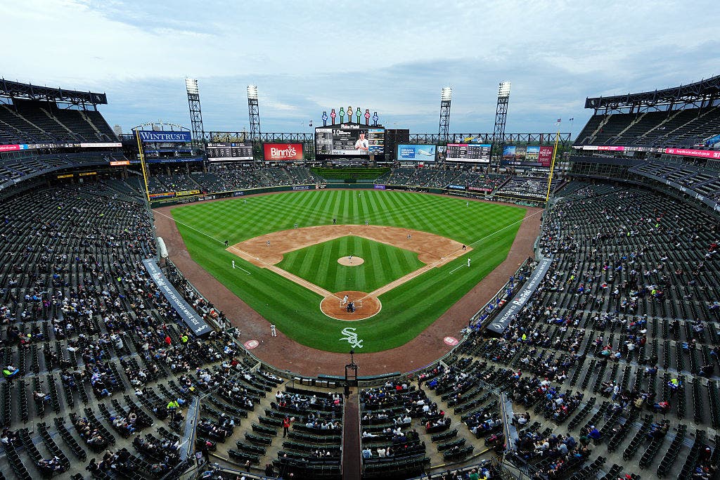 Fan falls into visiting bullpen during Royals-White Sox game