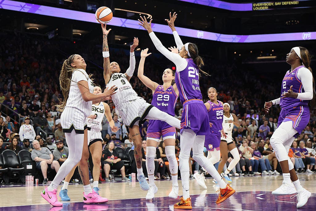 Chicago Sky fall to Phoenix Mercury 91-83, Jackson drops 29 points