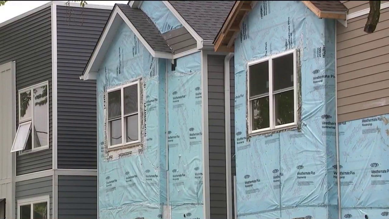South Side Chicago neighborhood sees new homes rise on long-vacant lots