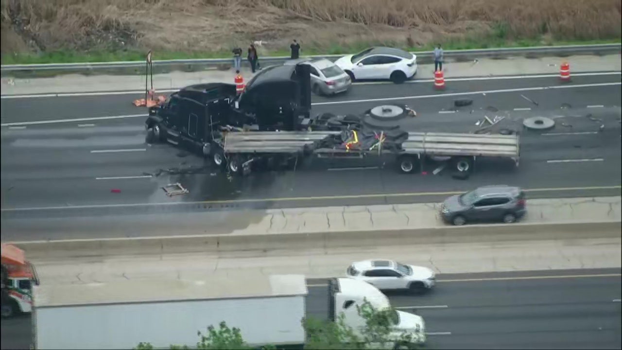 Semis crash on I-55, steel coils roll onto expressway blocking traffic during rush hour