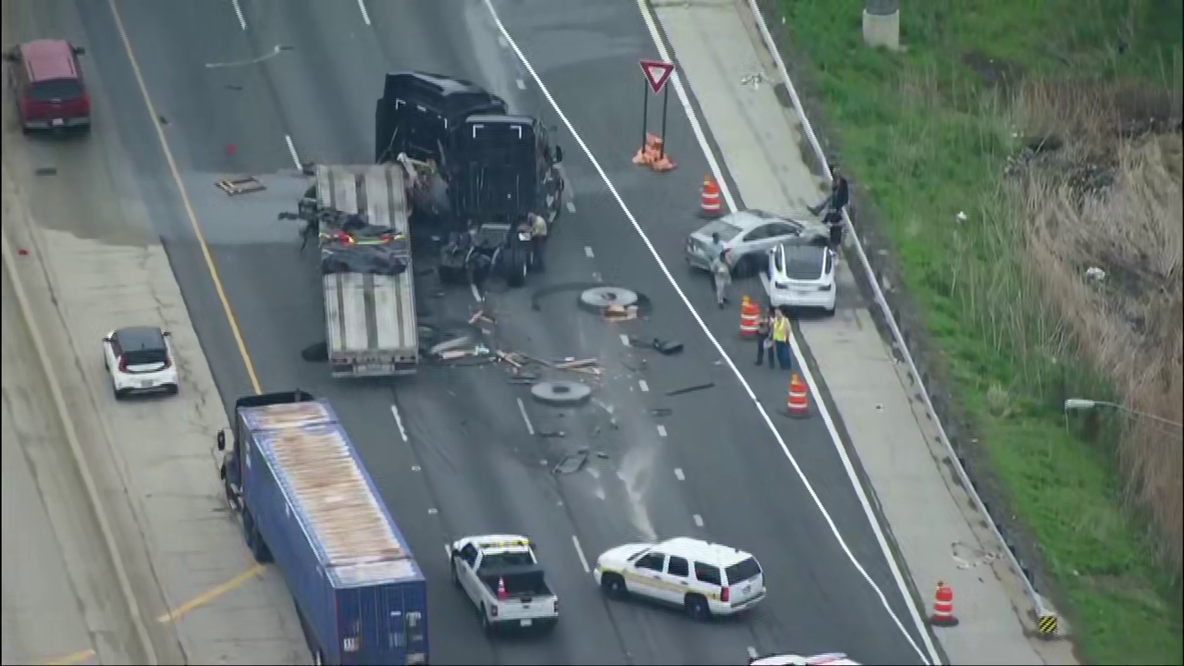 Semis crash on I-55, steel coils roll onto expressway blocking traffic during rush hour