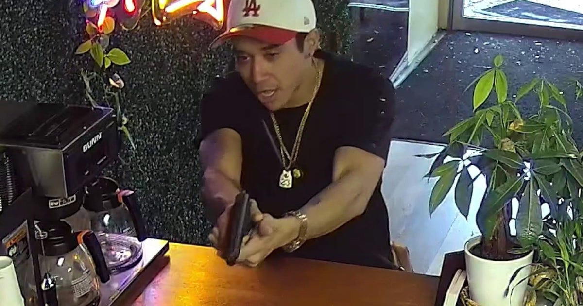 Chicago-area restaurant owner robbed at gunpoint: 'I thought God help me'