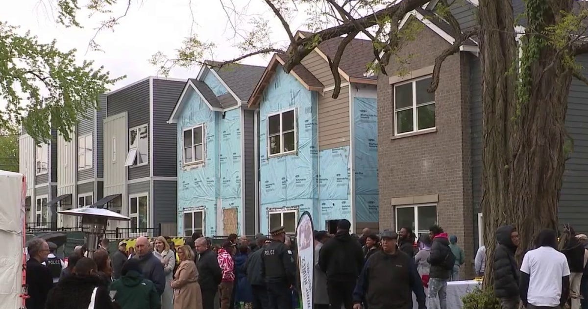 Chicago neighborhood sees new homes rise on long-vacant lots