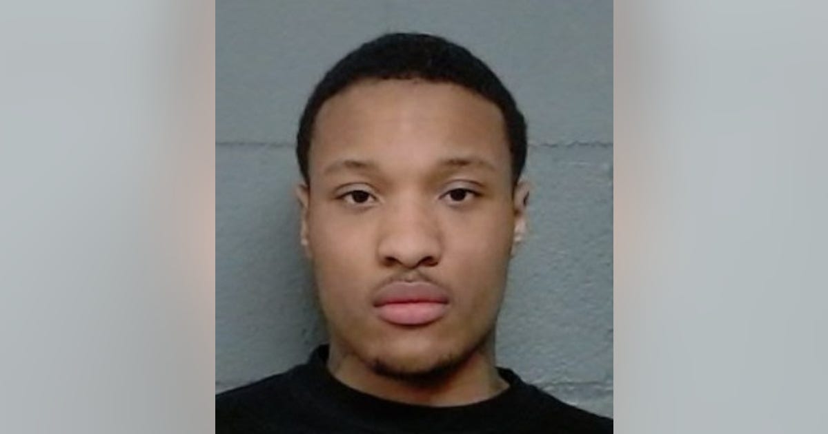 Michigan Avenue Saks Fifth Avenue employee accused of helping steal $7,500 in merchandise: officials