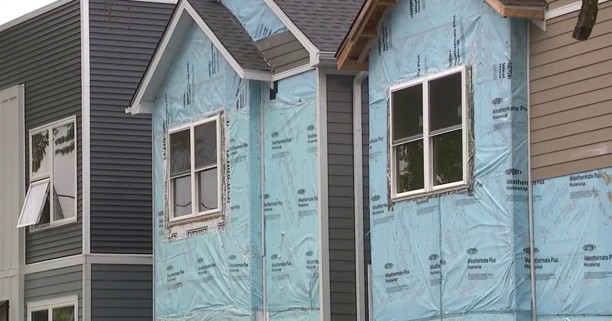 South Side Chicago neighborhood sees new homes rise on long-vacant lots