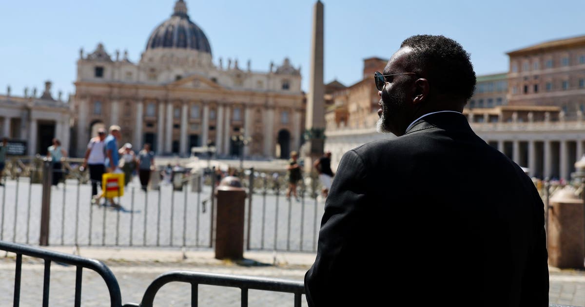 Johnson invites Pope Leo to Chicago, gifts him local gear and more | See the full list