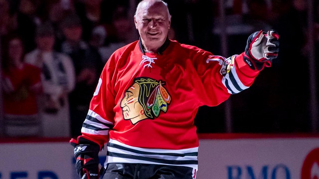 Blackhawks legend Dennis Hull dies at 81