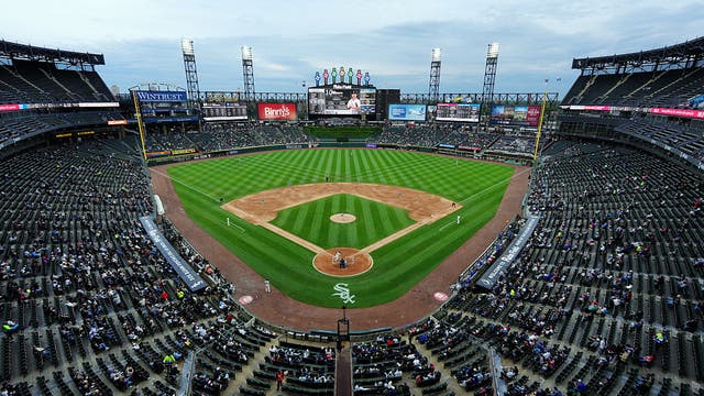 Fan falls into visiting bullpen during Royals-White Sox game