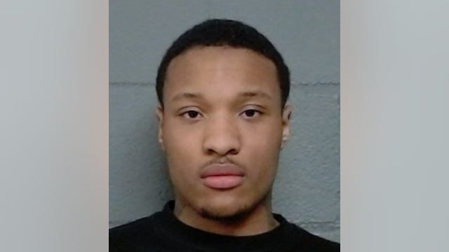 Michigan Avenue Saks Fifth Avenue employee accused of helping steal $7,500 in merchandise: officials