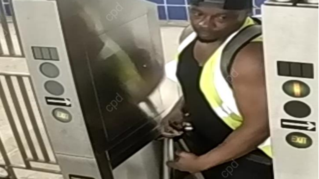 Suspect flees after assaulting two on CTA bus in Logan Square: police