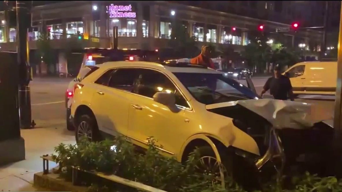 Driver flees after Loop crash leaves passenger injured, police say