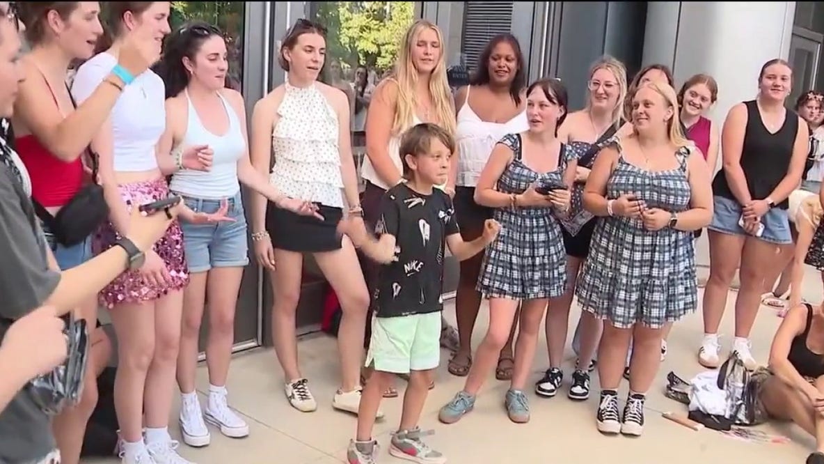 Highland Park shooting survivor sings outside United Center to support Uvalde families