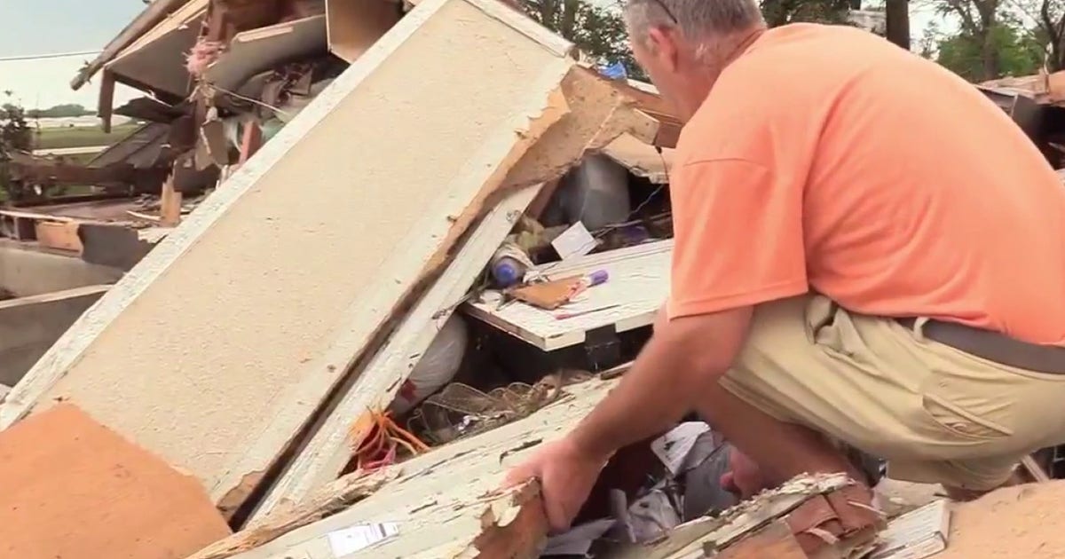 Streator tornado: Photographer helps rescue man trapped under debris