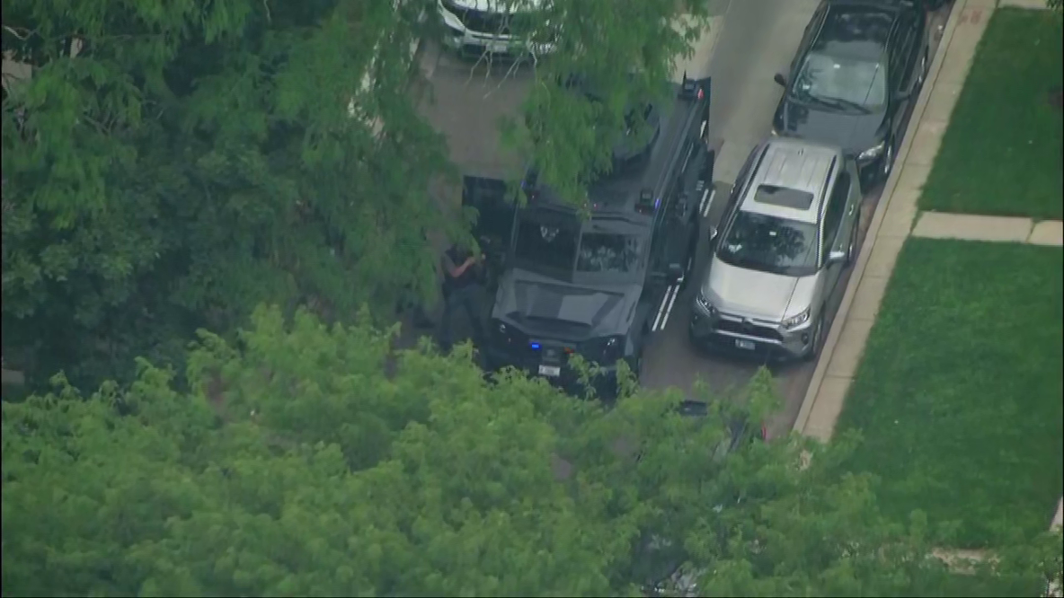 Chicago police officer among 2 shot in Albany Park