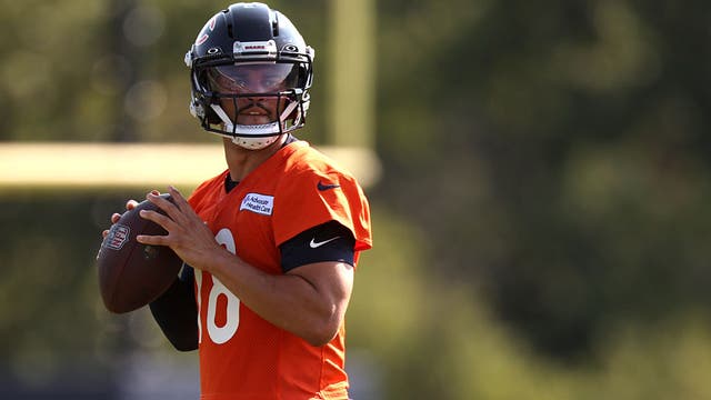 Bears training camp report: The quarterbacks shine in spectacular passing display