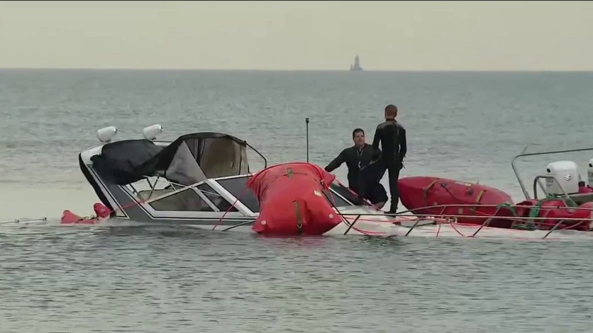 Crews recover sunken boat from Lake Michigan in Chicago