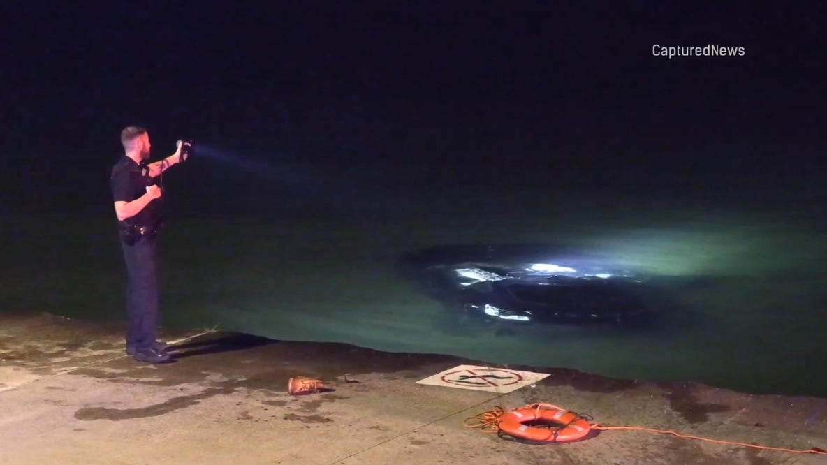 3 hurt after car drives into Lake Michigan on North Side: CPD