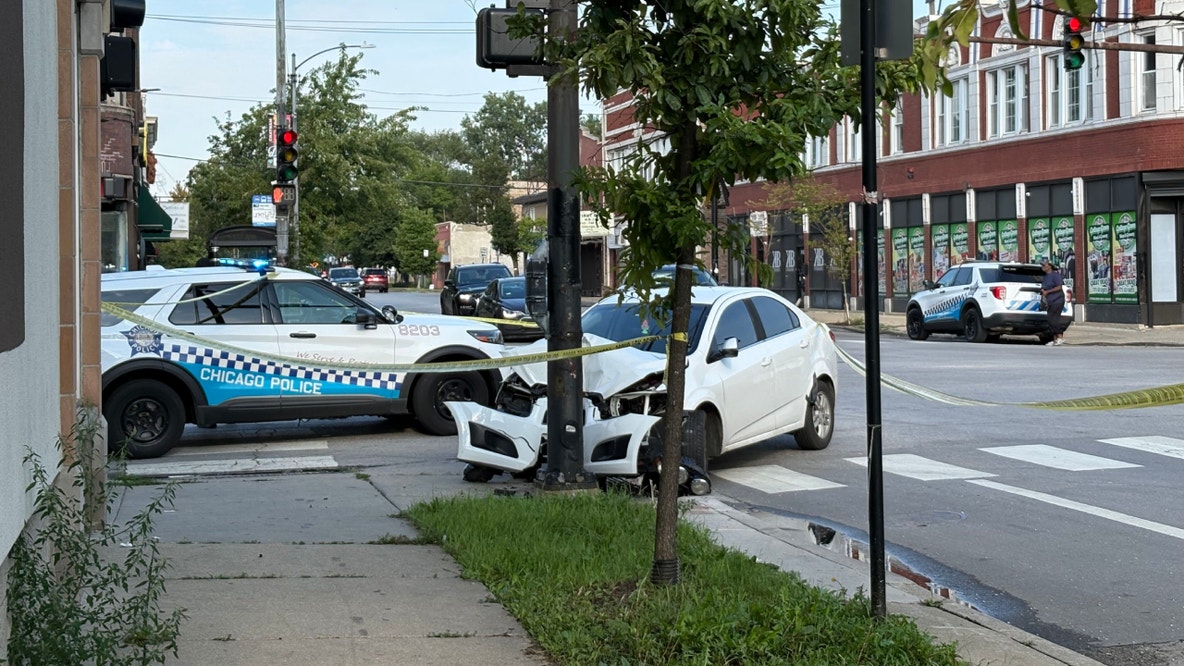 Chicago crash: Multiple people taken by ambulance after car hits pole