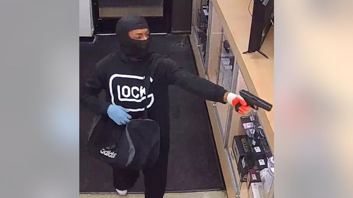 Video shows Chicago armed robbery as police seek suspects