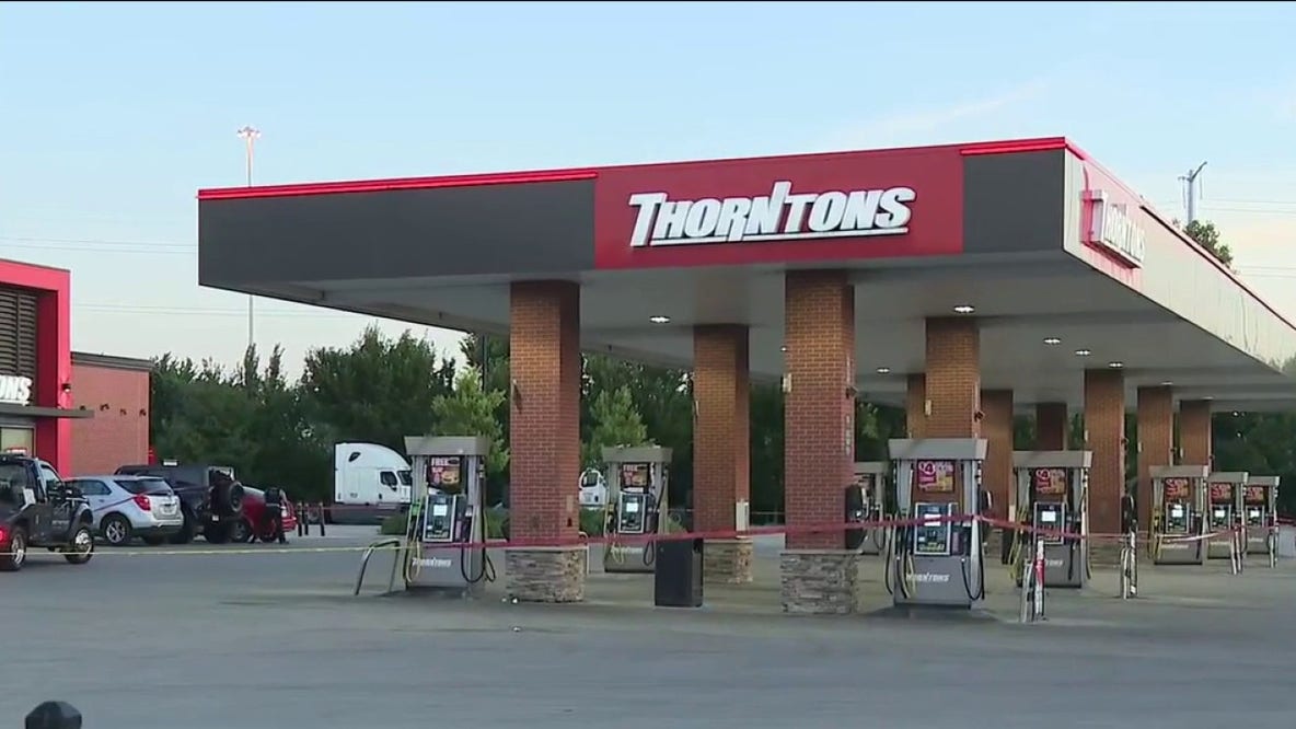 Man fatally shot as armed robbers flee Chicago gas station