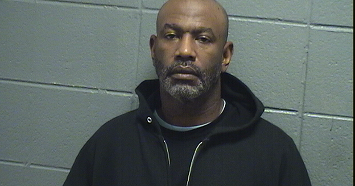 Man gets 28 years for luring Chicago firefighters into home, threatening them with knife