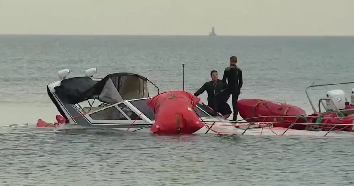 Crews recover sunken boat from Lake Michigan in Chicago