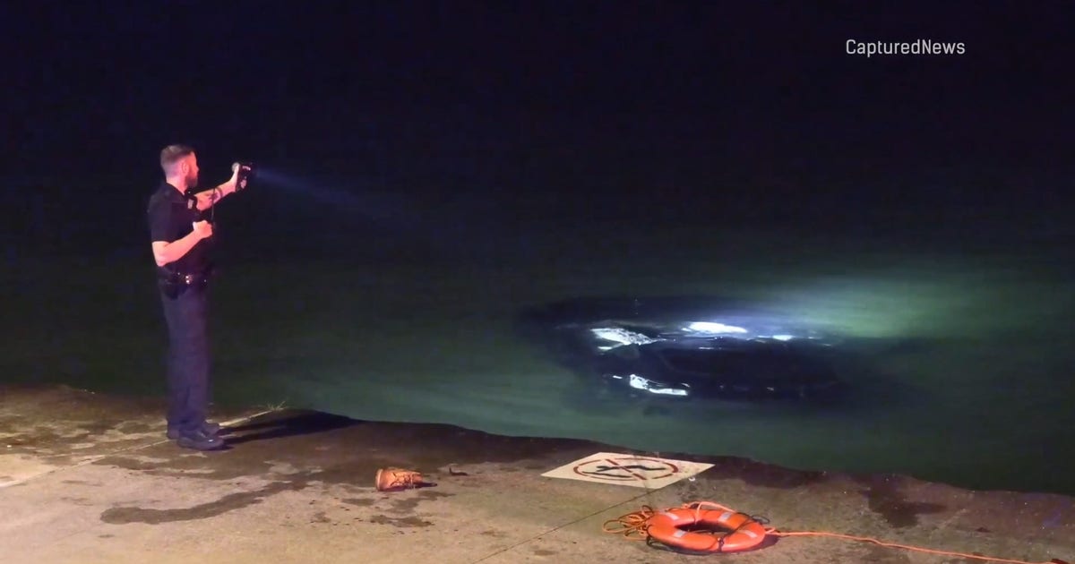 3 hurt after car drives into Lake Michigan on North Side: CPD