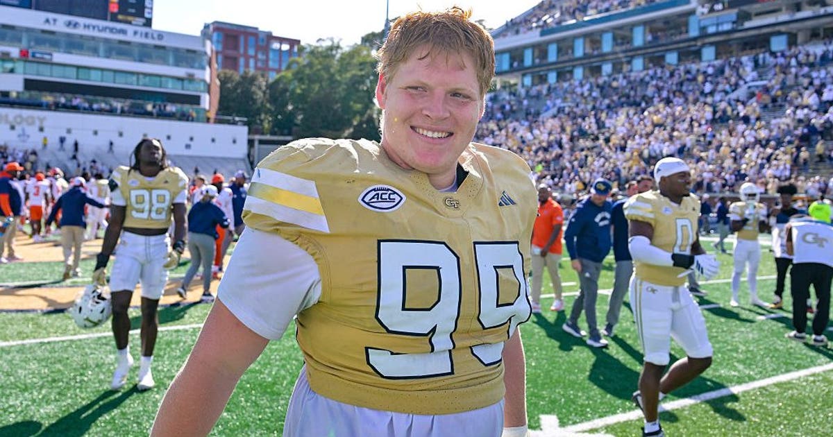 Bears training camp: How rookie Jordan van den Berg impressed defensive veterans