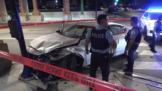 3 arrests after car fleeing Chicago police crashes on Near West Side, CPD says
