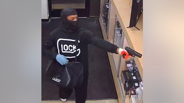 Video shows Chicago armed robbery as police seek suspects