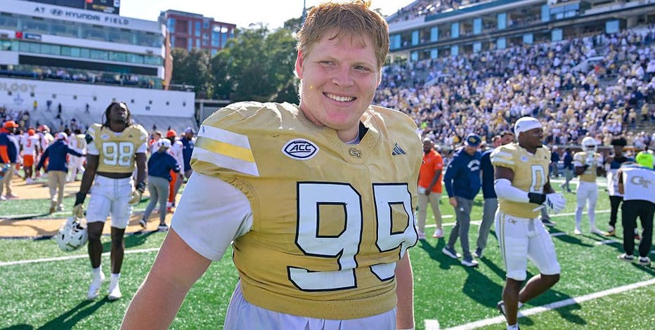 Bears training camp: How rookie Jordan van den Berg impressed defensive veterans