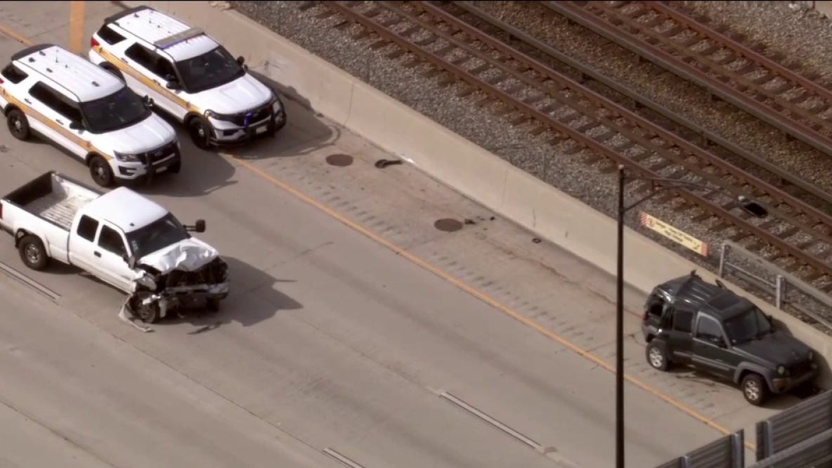 Dan Ryan crash: Fatal 2-vehicle collision shuts down part of expressway in Chicago