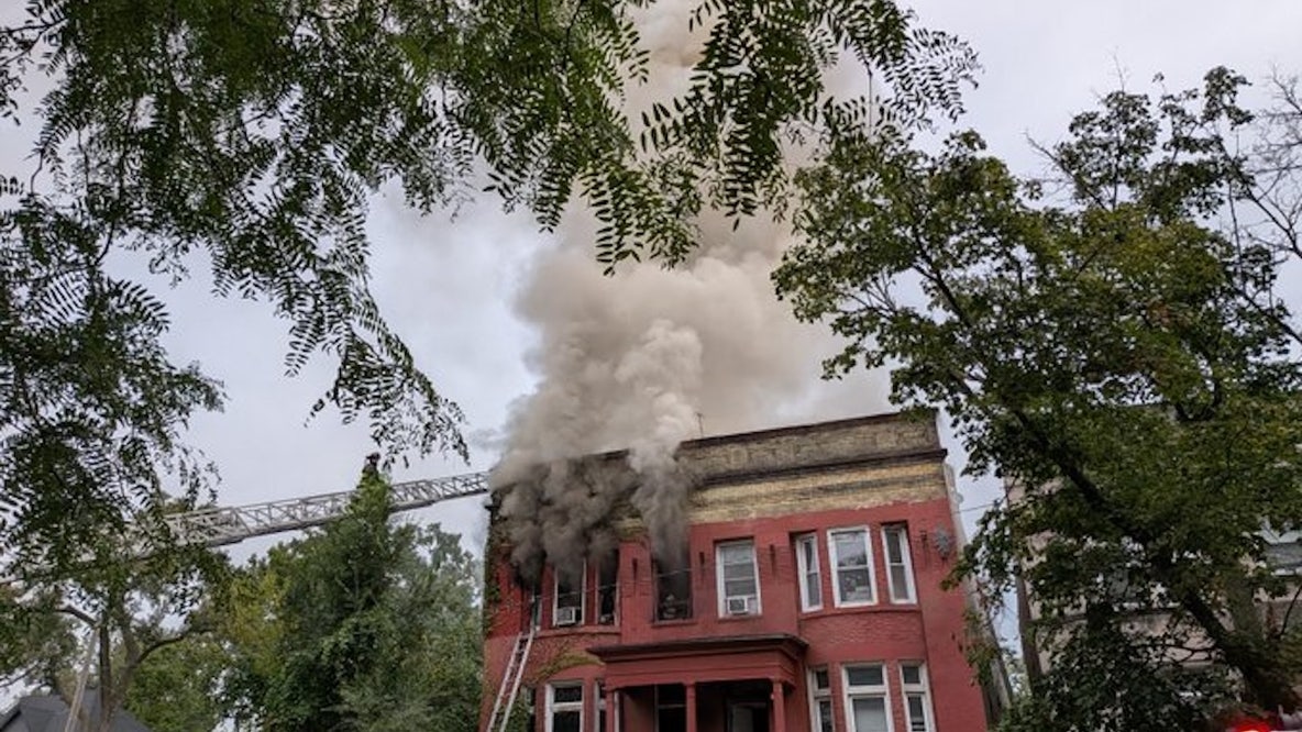 Chicago fire leaves man dead, 2 women injured
