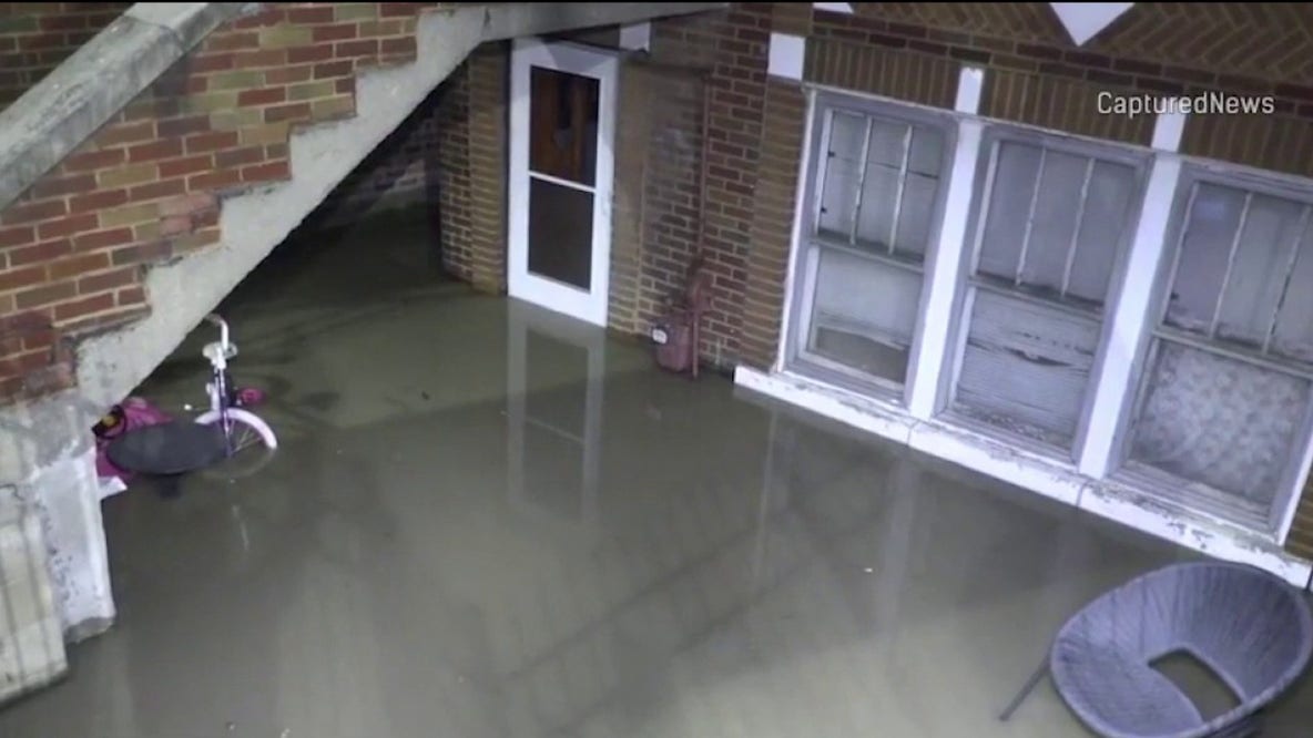 Water main break floods homes in Chicago neighborhood