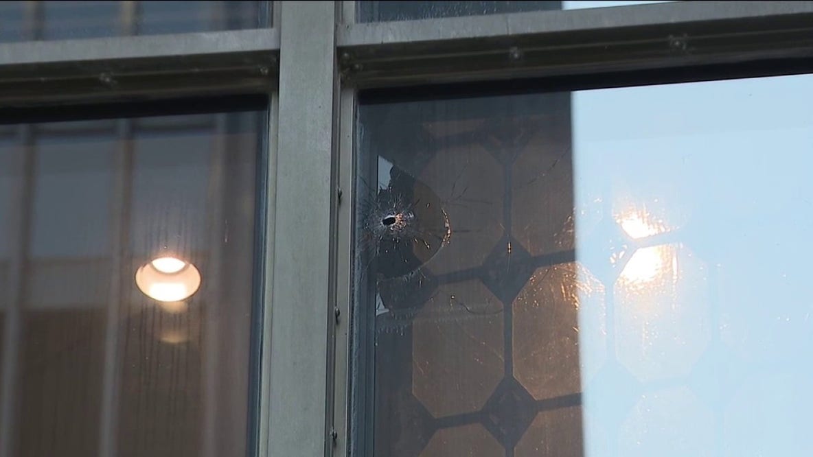 Man arrested after shots fired near Chicago federal building, police say