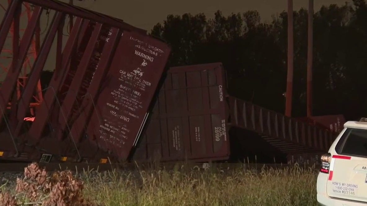 Nine train cars derail on Chicago's Southwest Side, CSX says