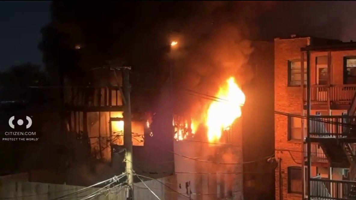 7 displaced in apartment building fire on Chicago's West Side