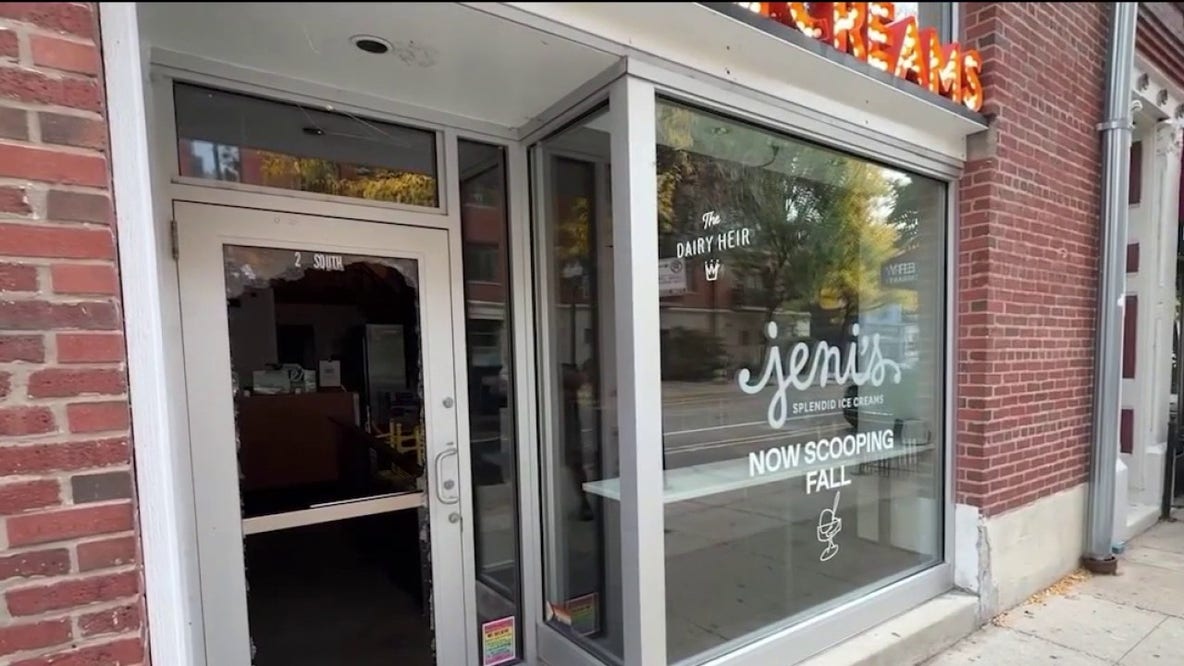 Smash-and-grab burglars target several businesses in Chicago's Old Town